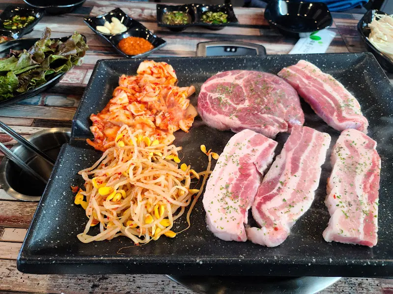 신선한 돼지갈비와 김치, 콩나물이 함께 담겨 나온 모습