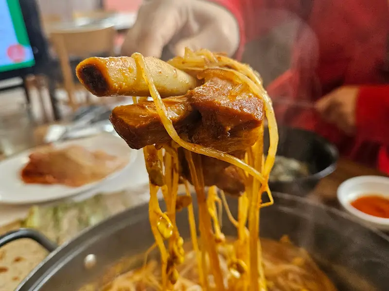 젓가락으로 들어올린 등갈비찜