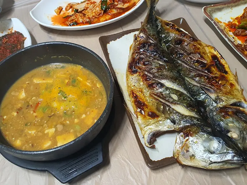 밑반찬과 고등어구이, 된장찌개의 모습