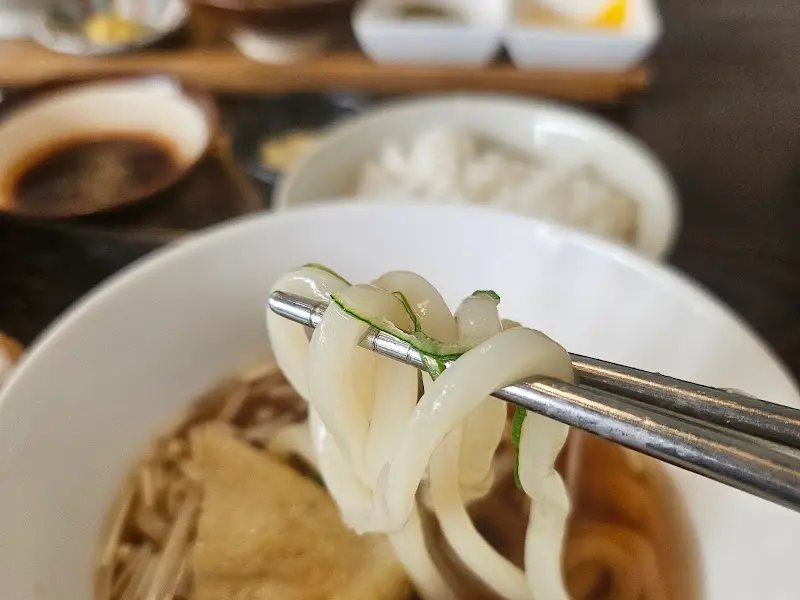 젓가락으로 들어올린 냉모밀 면발