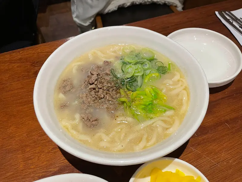 뽀얀 국물이 인상적인 사골 칼국수