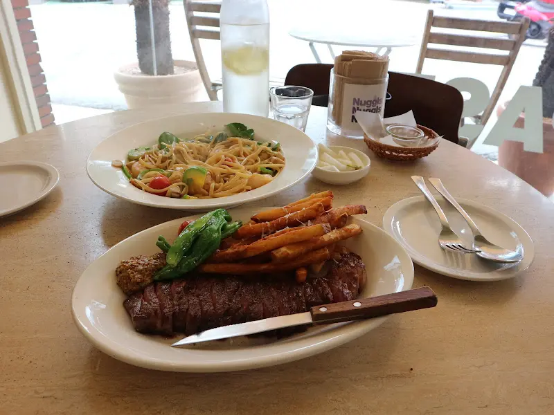 명란새우 오일 파스타와 살치살 스테이크