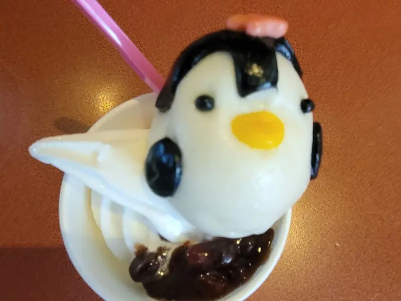 앙증맞은 펭귄 모양의 떡이 올려진 아이스크림