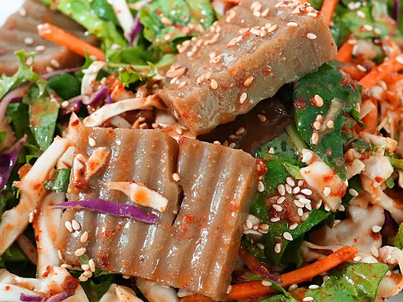 다양한 채소와 함께 버무려진 도토리묵무침