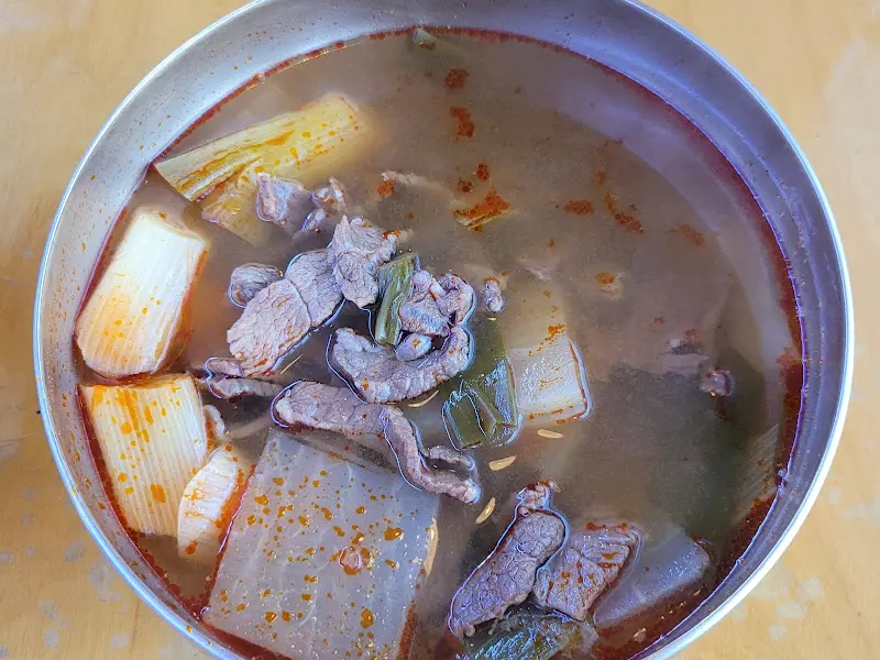 유기 그릇에 담겨 나온 한우국밥