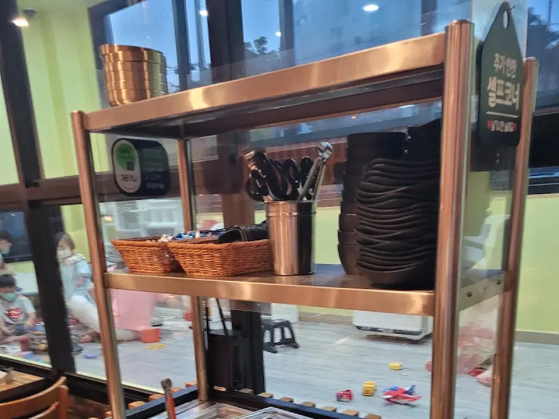 깔끔하게 정돈된 추가 반찬 셀프 코너