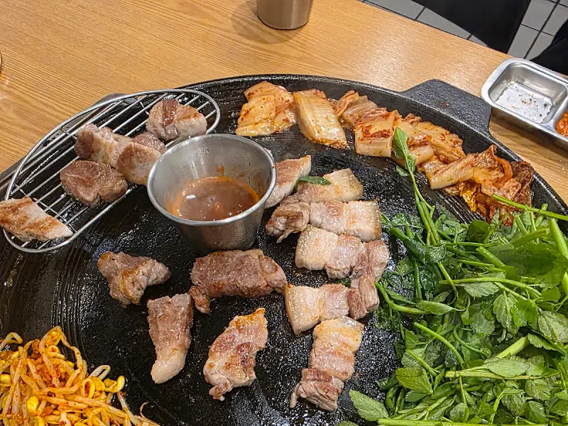 잘 구워진 삼겹살과 미나리의 조화