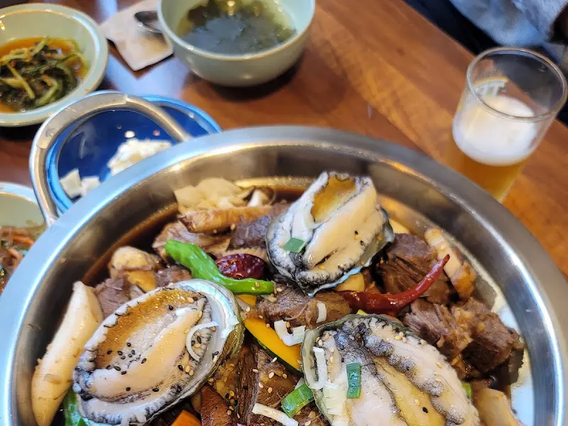 큼지막한 전복이 들어간 궁중 갈비찜