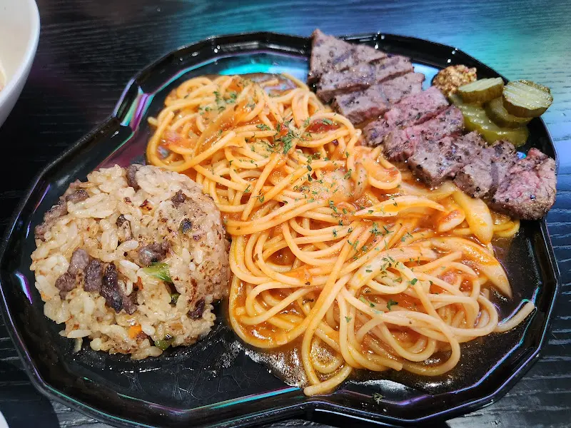 스테이크와 파스타, 볶음밥이 함께 나오는 메뉴