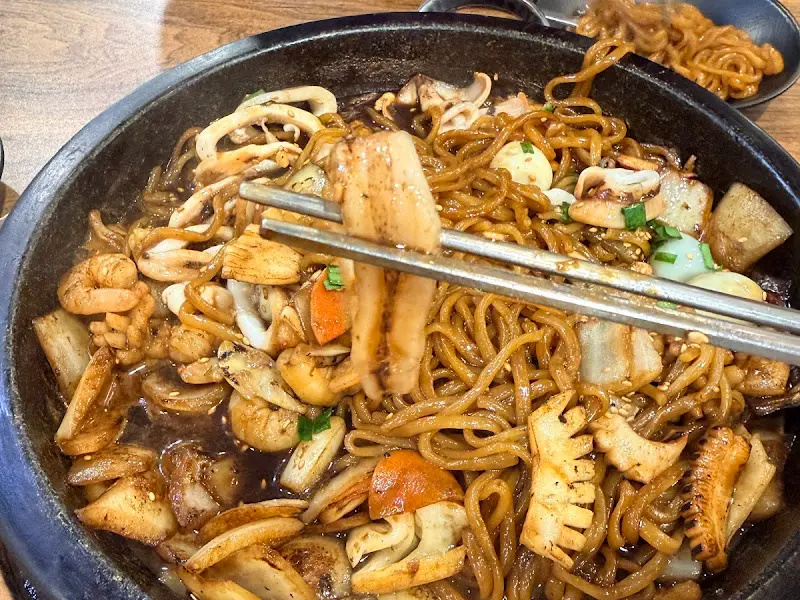 젓가락으로 돌짜장 면을 들어올린 모습