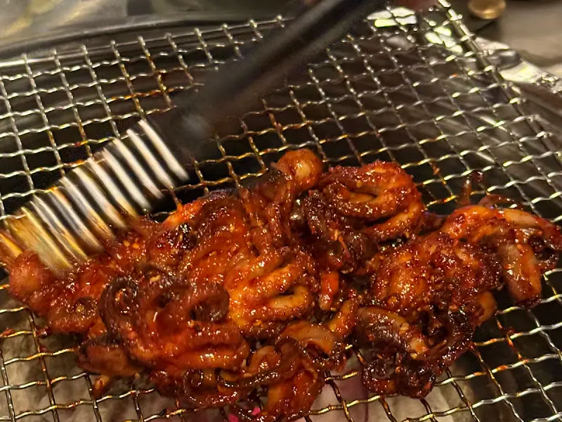 불판 위에서 맛있게 익어가는 쭈꾸미