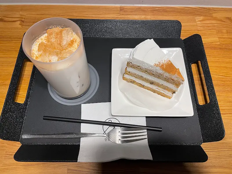 밀크티와 당근케이크 전체 사진