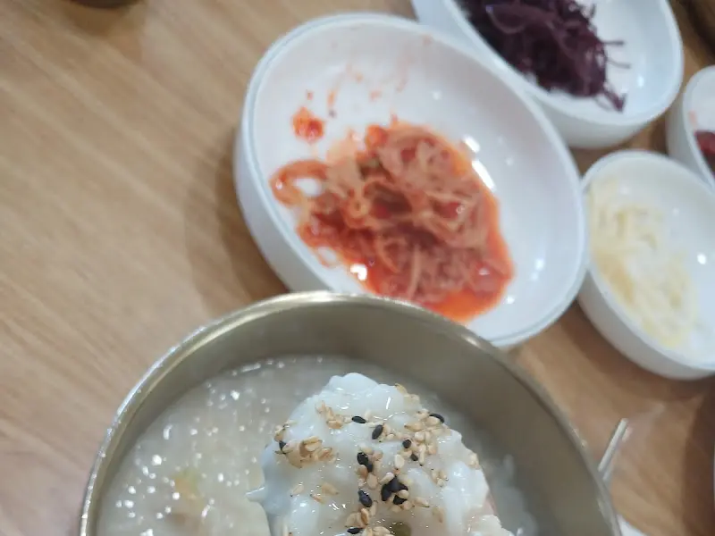바지락죽과 밑반찬