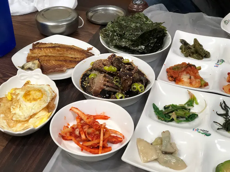 고등어 구이, 계란 후라이를 포함한 다양한 반찬