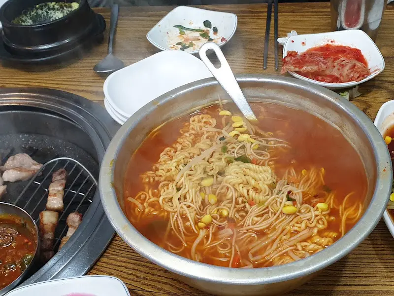 양푼에 담겨져 나오는 얼큰 라면국수의 모습