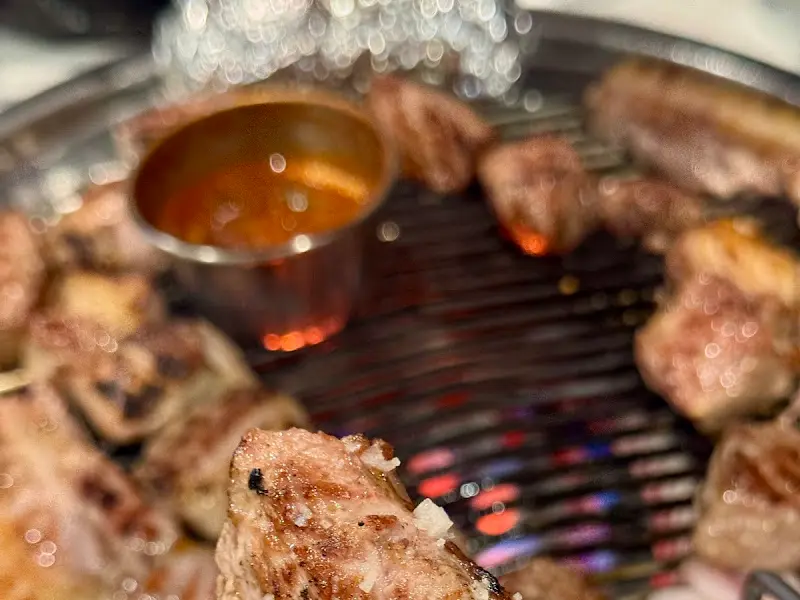 연탄불 위에서 익어가는 흑돼지