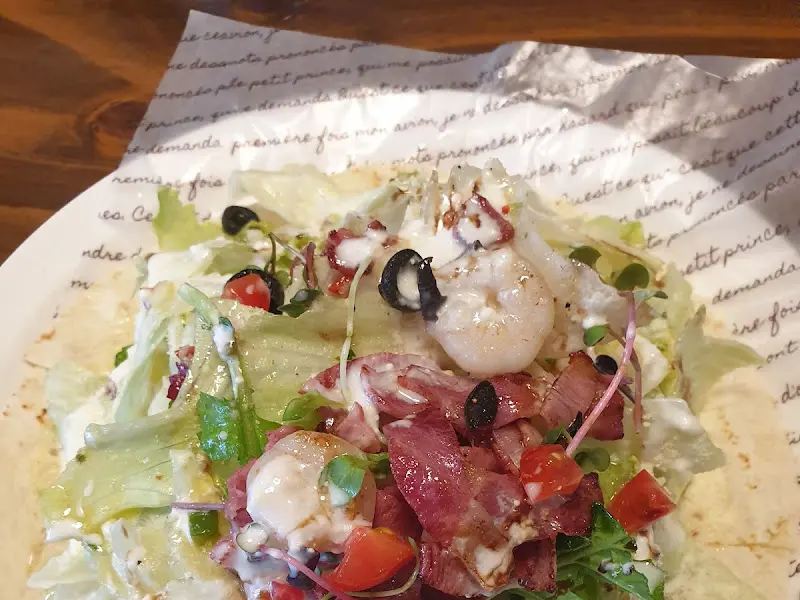 샐러드 피자의 신선한 모습