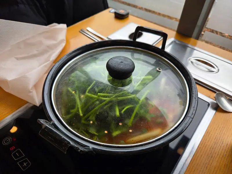 뚜껑 덮인 채로 세팅된 샤브샤브 냄비