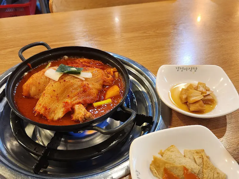 테이블에 놓인 닭볶음탕