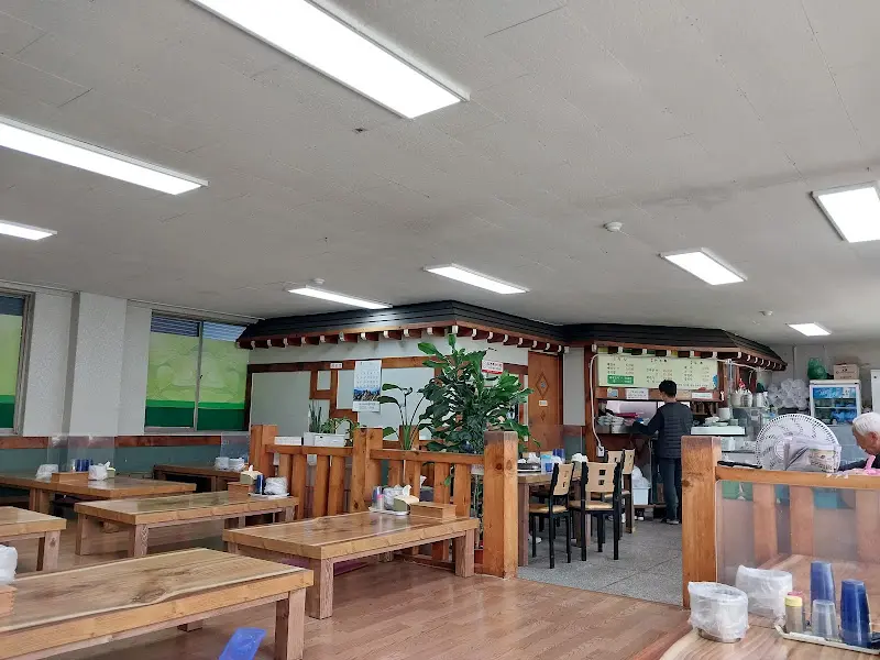 홍천뚝배기 식당 내부