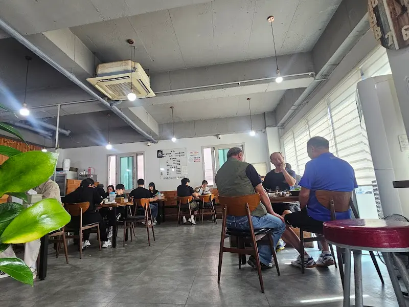 넓고 깨끗한 내부