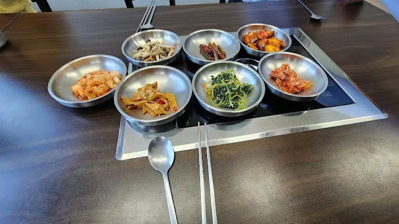 다양한 밑반찬이 깔끔하게 담겨 있는 모습