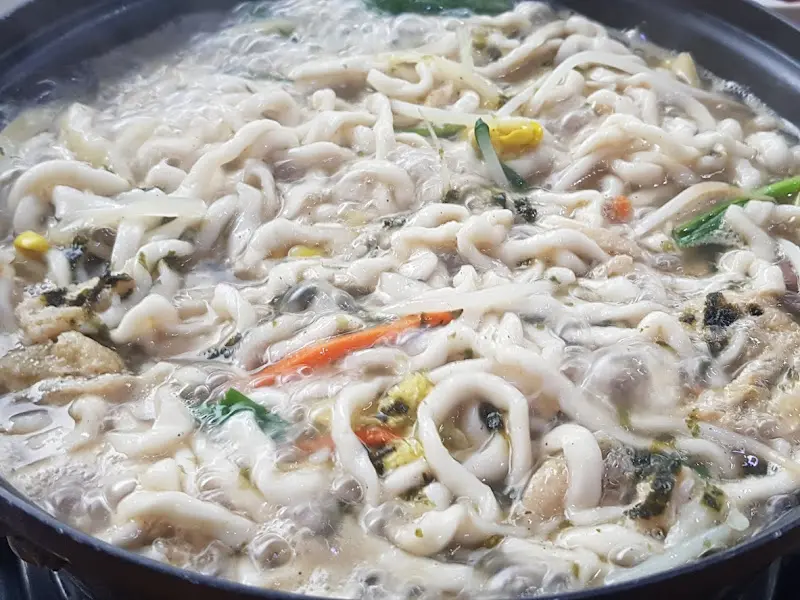 깊고 진한 국물이 일품인 칼국수