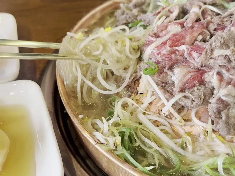 불고기 육수를 듬뿍 머금은 당면의 모습