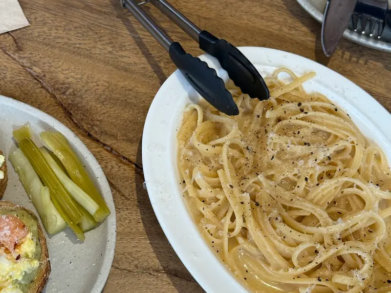 레몬 파스타와 오픈 샌드위치