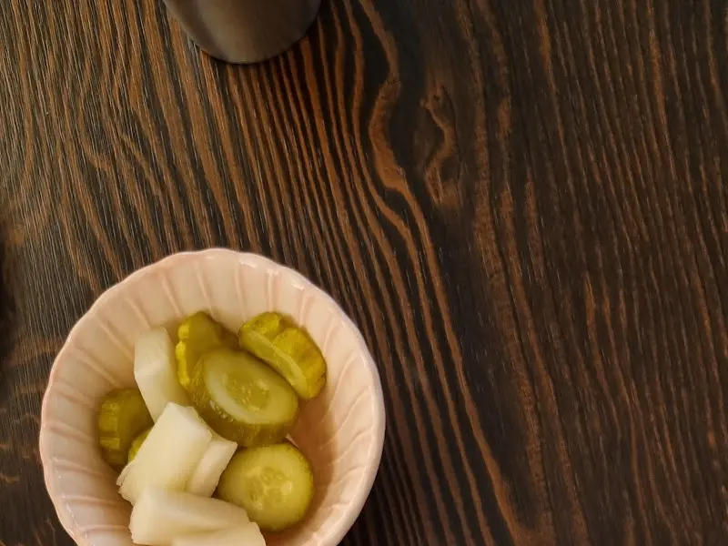 테이블 위에 놓인 피클