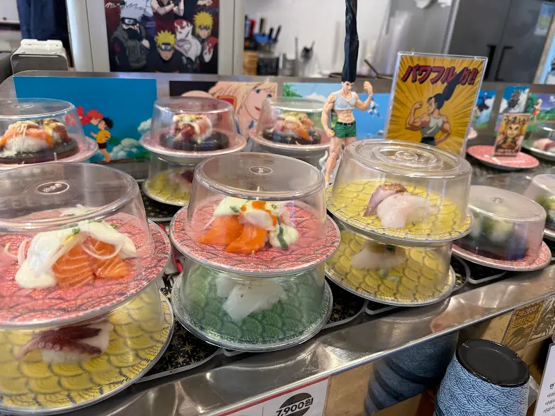 다양한 초밥들이 쉴 새 없이 돌아가는 회전 레일