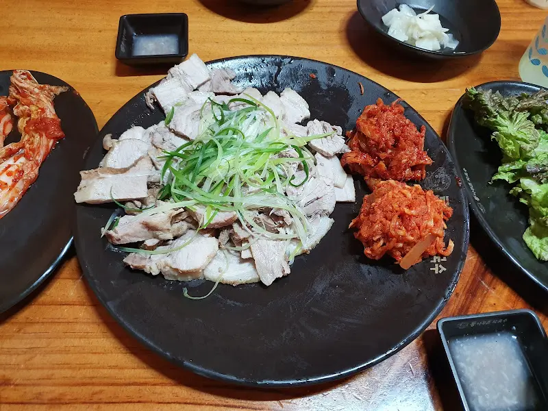 수육과 곁들임 채소