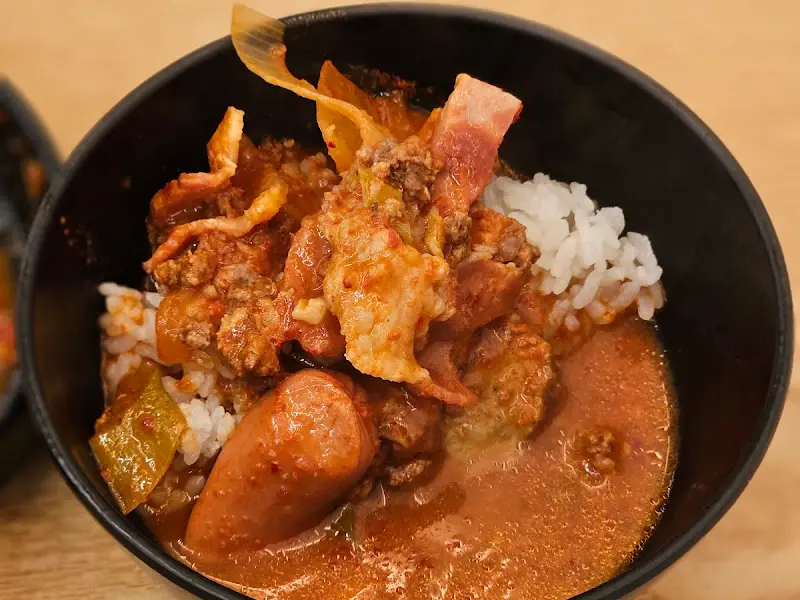 밥 위에 부대찌개를 얹은 모습