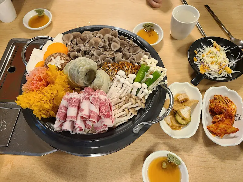 푸짐한 버섯전골 한 상 차림