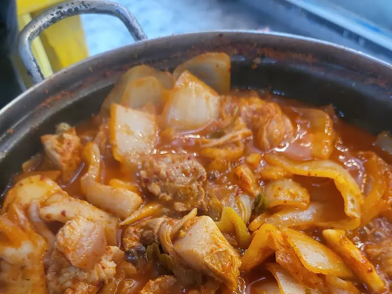 두툼한 돼지고기와 잘 익은 김치가 듬뿍 들어간 두루치기