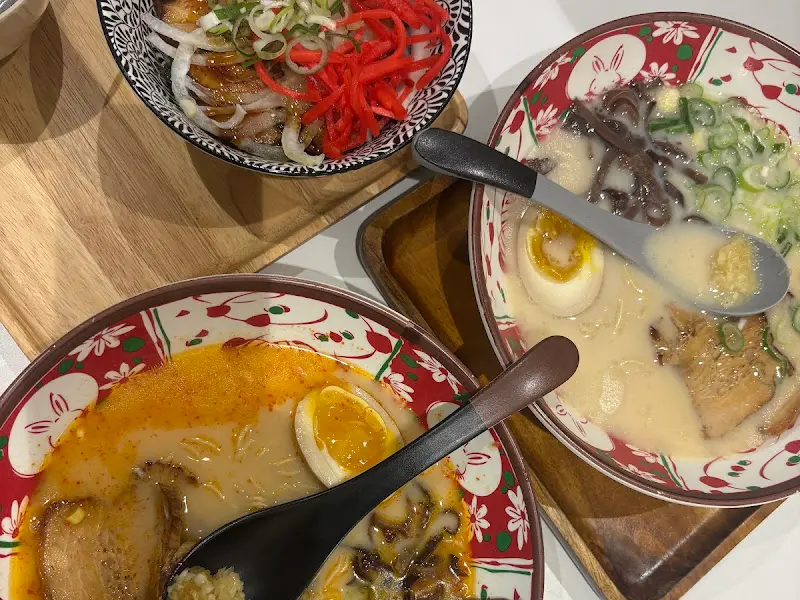 세 종류의 라멘이 놓여있는 테이블