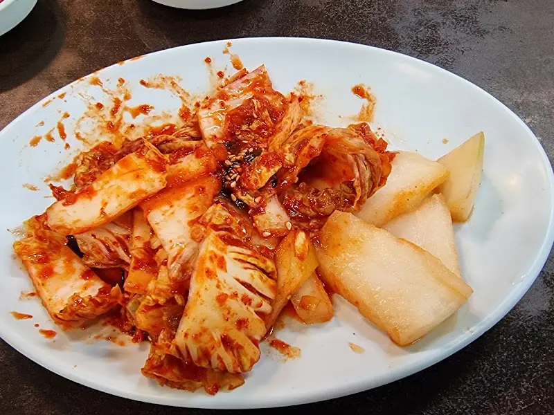 보기만 해도 군침이 도는 김치와 깍두기