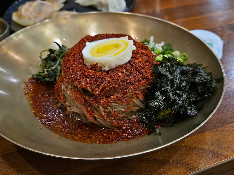 참기름 막국수의 화려한 비주얼