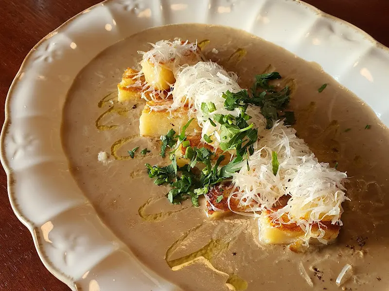 버섯크림 소스가 듬뿍 뿌려진 감자 뇨끼