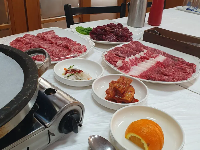 테이블 가득 차려진 한 상 차림