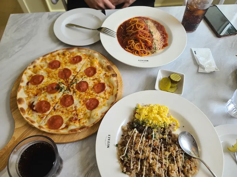 테이블 위에 놓인 음식 사진