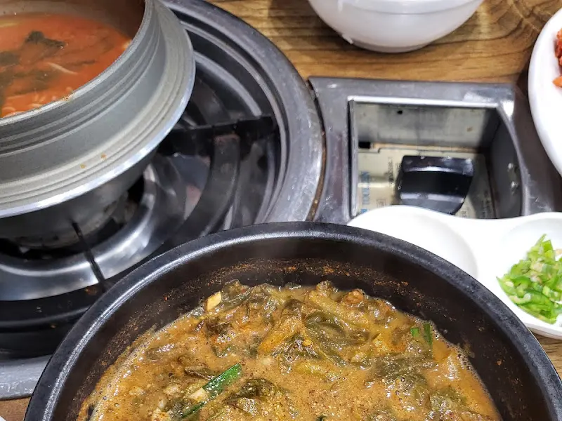 추어탕에 마늘, 부추를 듬뿍 넣은 모습