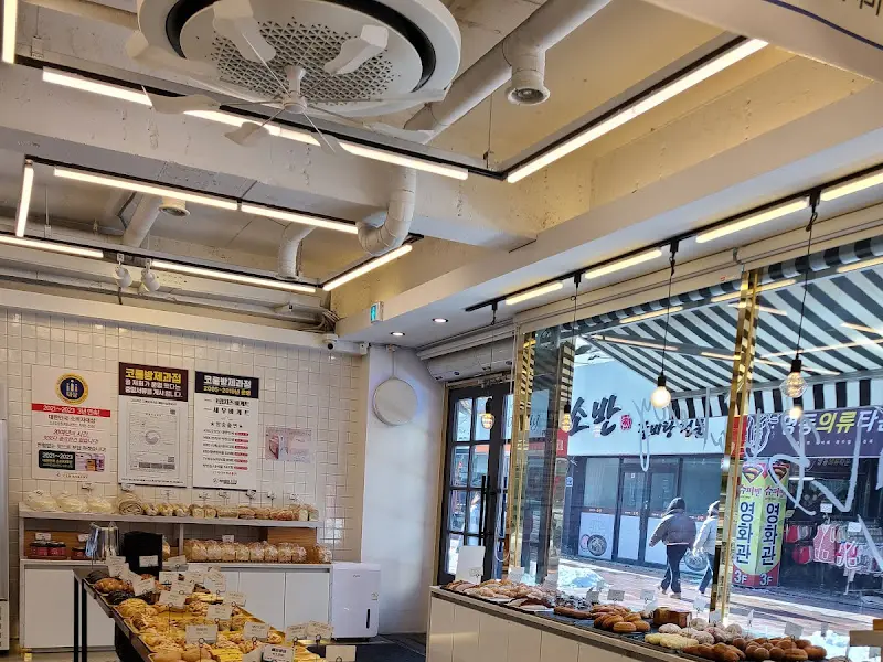 다양한 빵들이 진열된 모습