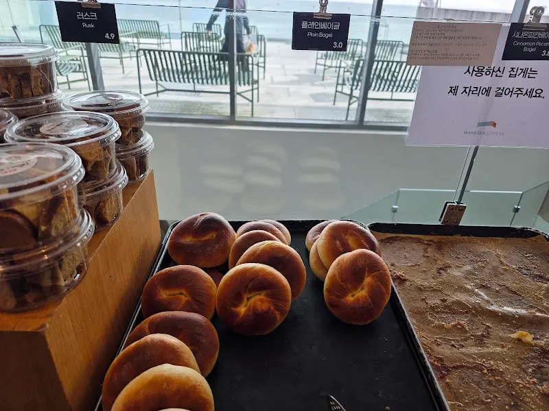 다양한 종류의 베이글이 진열된 모습