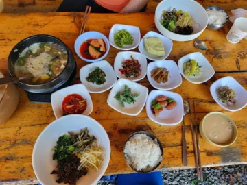 황매산 자락, 정겨운 풍경 속 숨겨진 보석 같은 산청 맛집 모산재식당 기행