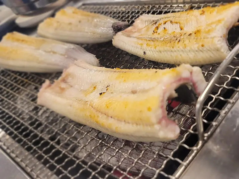 숯불 위에서 익어가는 장어