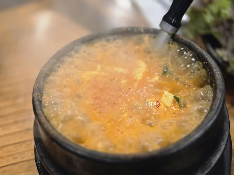 뚝배기 안에서 보글보글 끓고 있는 순두부찌개