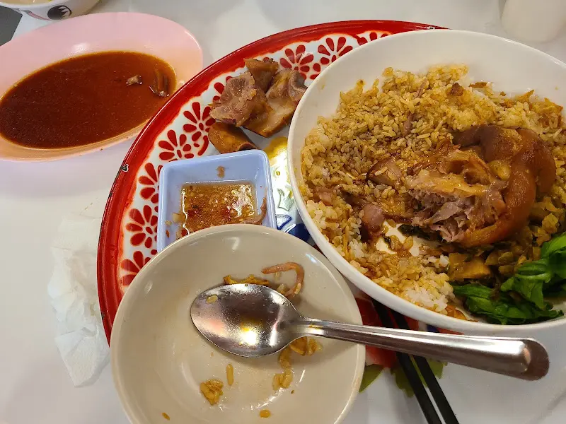 족발덮밥과 빈 그릇 사진