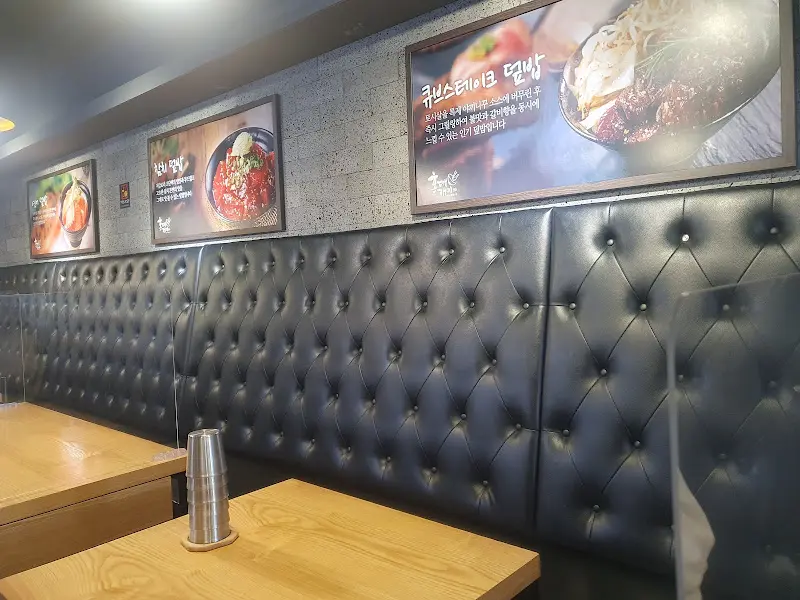 홍대개미 내부 벽면에 걸린 메뉴 사진들