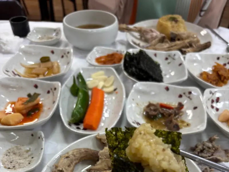 다채로운 밑반찬과 옻닭 한 상 차림